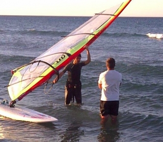Con la vela de windsurf